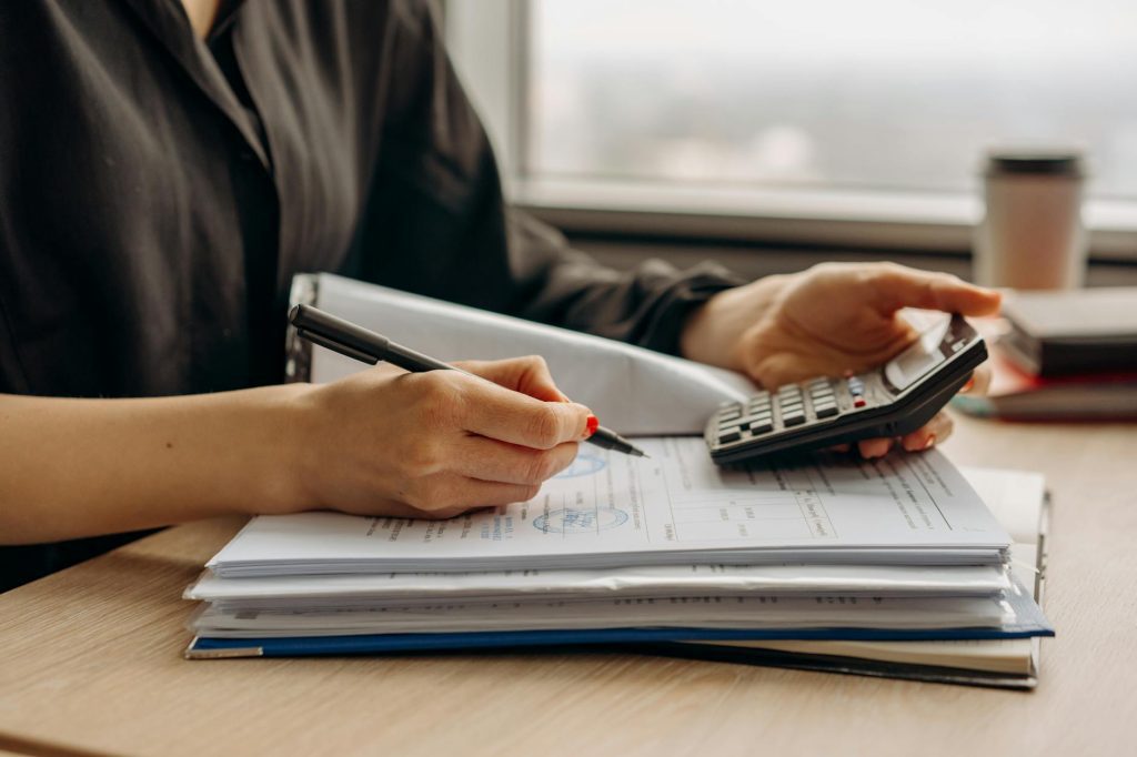 A Houston retiree comparing Medigap Plan G and Plan N premiums and copays with a calculator