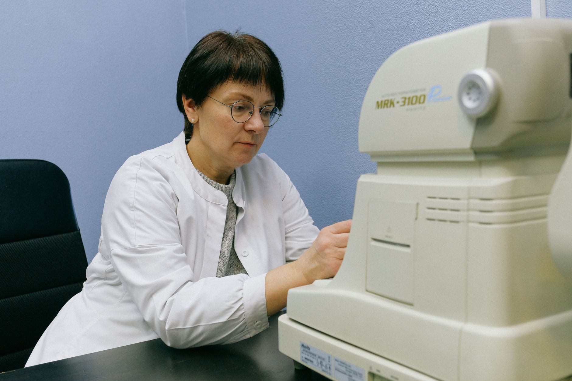 Houston Medicare Advantage member using dental, vision, and hearing benefits at a clinic
